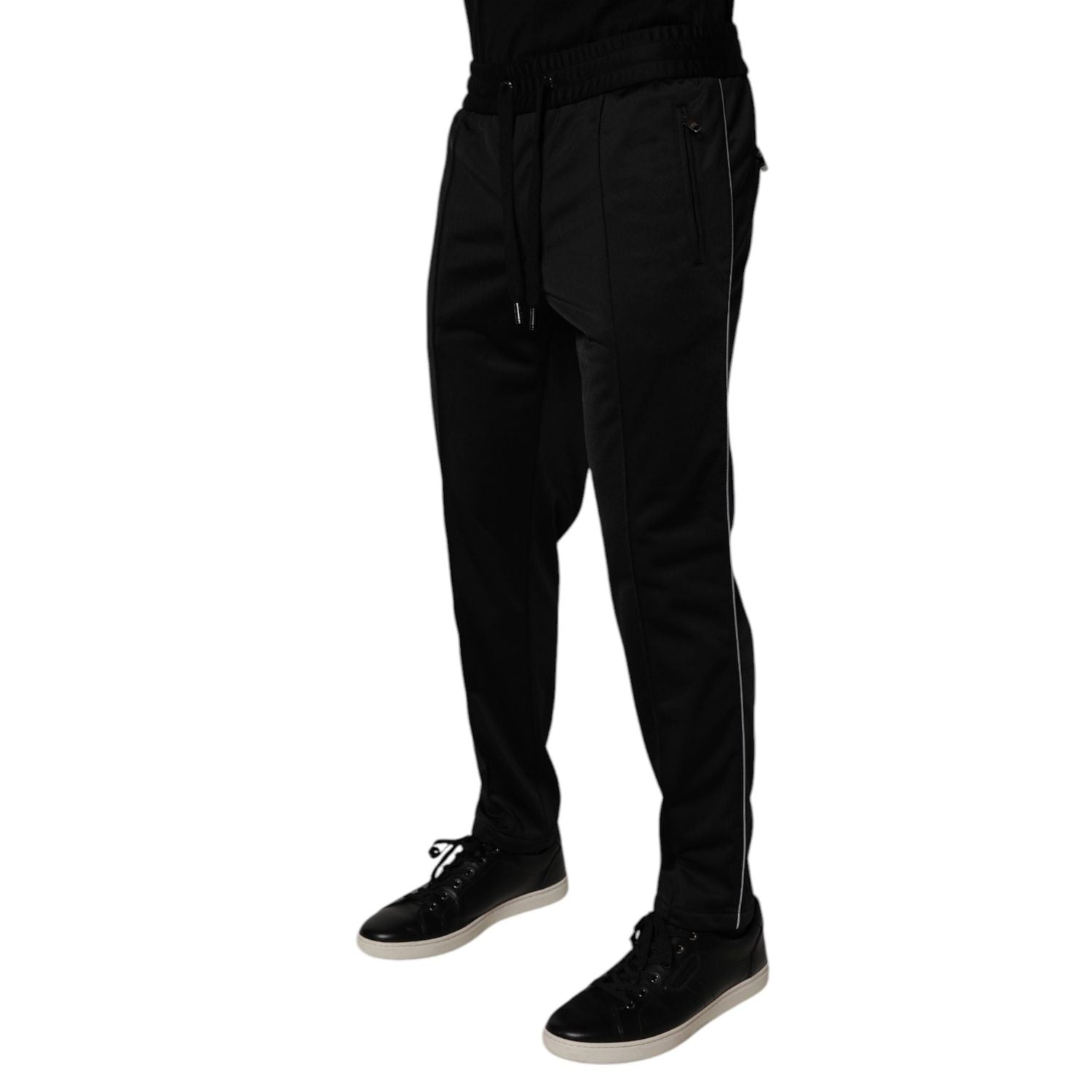 Front view with bag zipped and handles upright.