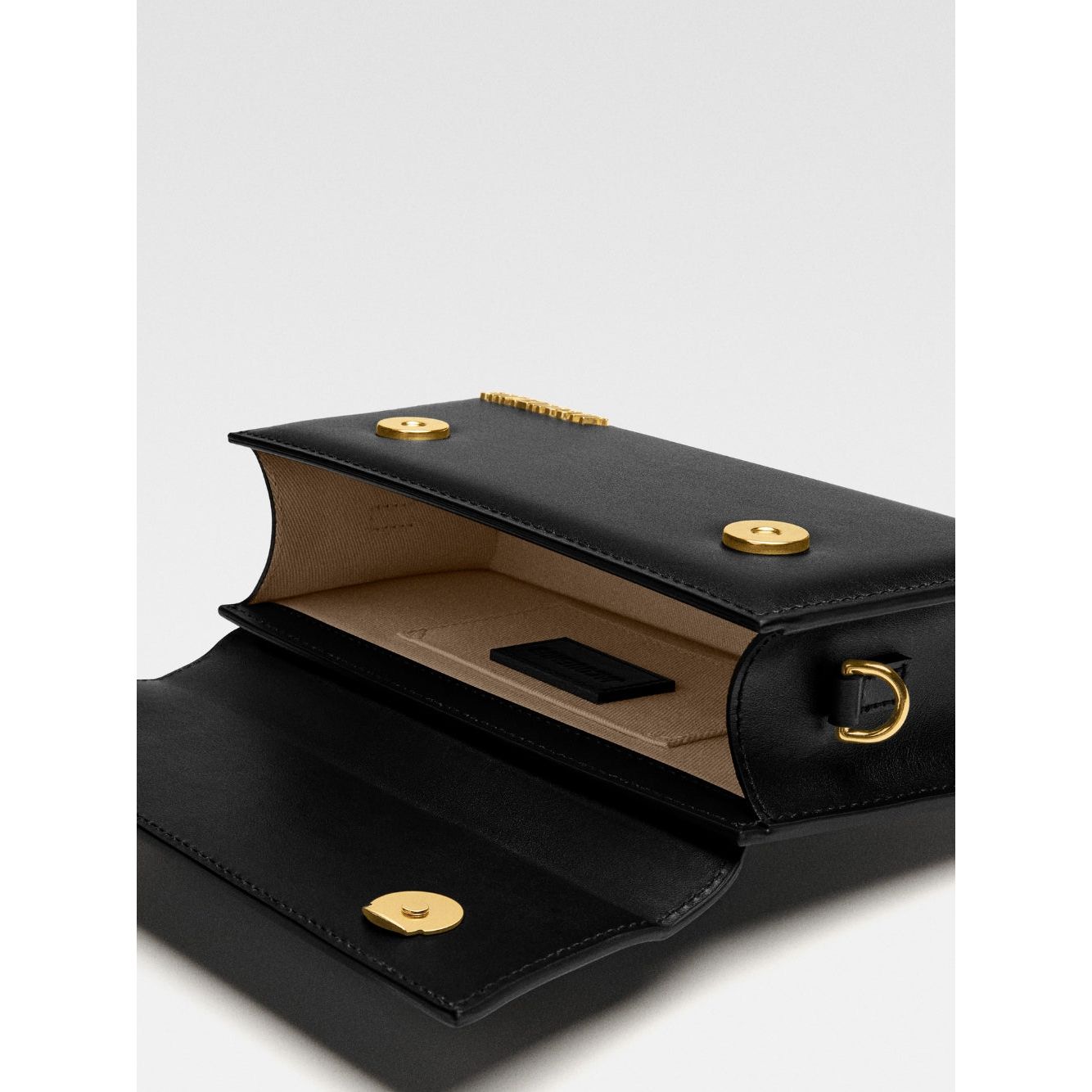 Front view with bag zipped and handles upright.